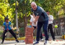 দিল্লির রাস্তায় ‘গলি ক্রিকেটে’ মাতলেন নিউজিল্যান্ডের প্রধানমন্ত্রী, সঙ্গী কপিলদেব